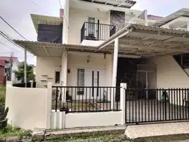 Disewakan rumah siap huni full furniture 2 lantai bagus bersih