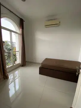 Dijual Rumah Bagus Luas 2 Lantai Full Furnished Swimming Pool di BSD