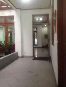 0412-Disewakan Rumah 2 Lantai Ex kantor DPD Demokrat di Raya Jemursari