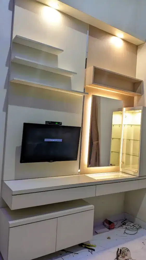 Backdrop tv dan meja rias