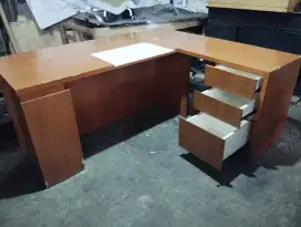 Meja kerja leter L