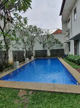 For rent a luxurious house in Kemang with huge garden, south Jakarta