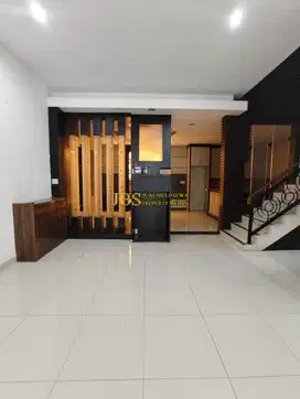 Dijual Villa 2,5 Tingkat di Komplek Cemara Asri Jalan Azalea 1, Medan