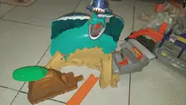 Hotwheels city shark beach batle dan mega carwash