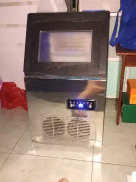 Ice maker (mesin pembuat es batu otomatis)