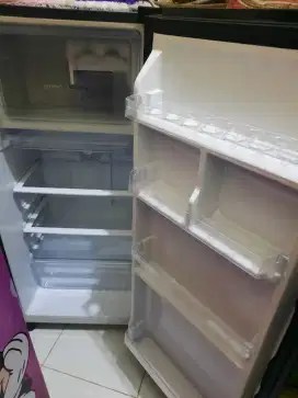 Kulkas Polytron 1 pintu masih bagus pemakaian 1 tahun
