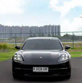 (km 9rb) Porsche Panamera 4S 3.0 AT. Tahun 2017. Hitam. New a like.