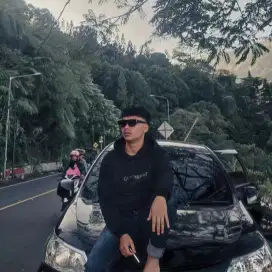 Nyari kerjaan siapa tau ada di sini kerja apa aja yang penting halal