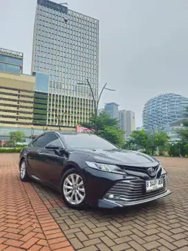 Toyota Camry 2.5 V AT 2020 Full Orisinil Hitam km 40rb service record