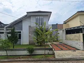 rumah dalam cluster realestate  di boulevard di perumahan