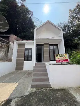CARI RUMAH IDEAL 2 KAMAR TIDUR DAN TERSEDIA CARPORT, ini wajib dibeli!