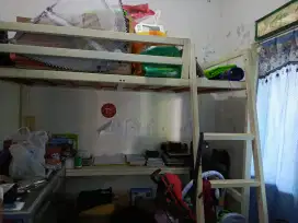Ranjang tingkat plus meja belajar
