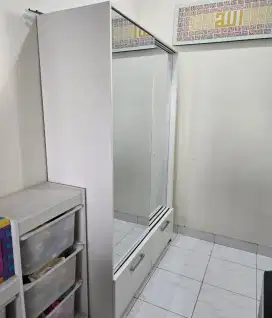 Lemari sliding door full kaca