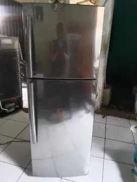 dijual cepat kulkas 2 pintu