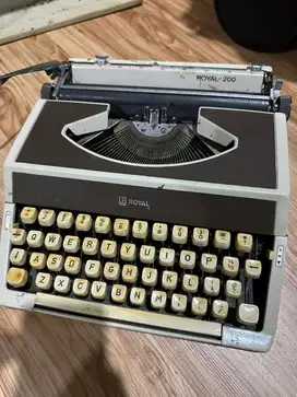 Mesin Tik/Ketik Royal-200