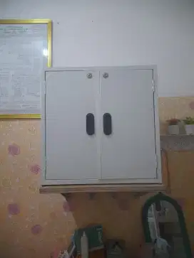 Lemari obat besi