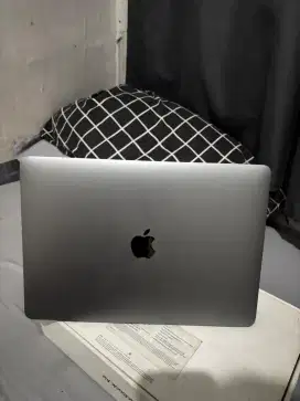 Deskripsi 
full sett
MacBook Air
Retina, 13-inch, 2019 8/128gb