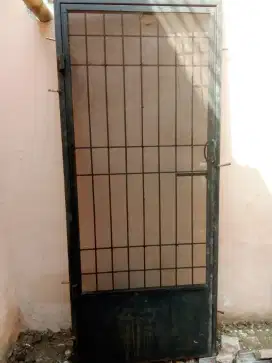 Pintu besi bekas