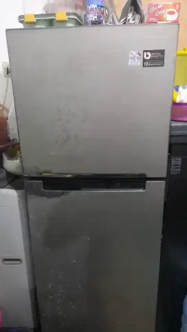 Di jual cepat kulkas 2 pintu