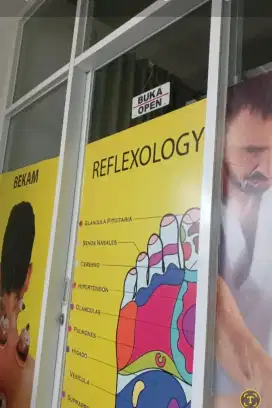 Terapis pijat refleksi dan bekam