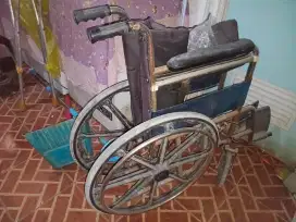 kursi roda dan tongkat penyangga tubuh