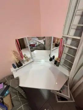 Meja rias sudut dari informa