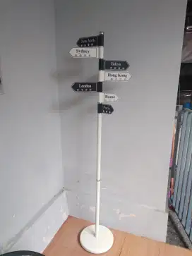 Gantungan pakaian berdiri