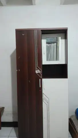 Lemari pakian 3 pintu di sertai gantungan.