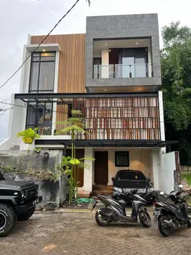 Rumah villa mewah di pusat kota batu.