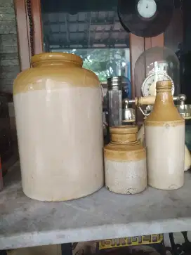 Guci tempat garam atau yg lain