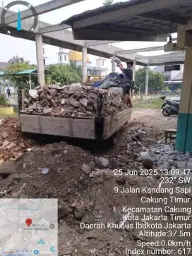 Urugan material puing dan buang sampah