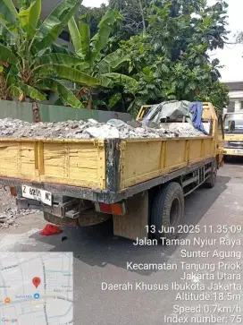 Urugan material puing dan buang puing