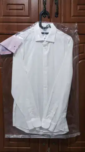 Kemeja Pria ZARA Putih Size M Motif Keren Jarang ada