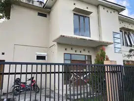 DIJUAL RUMAH TENGAH KOTA BERNUANSA MINIMALIS LOKASI BATAKAN