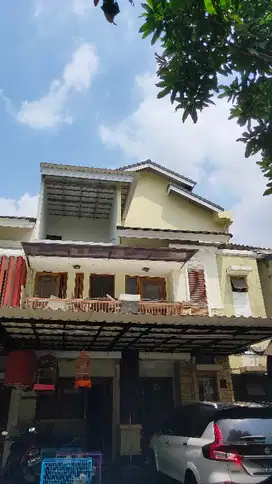 Rumah Bangunan 3 Lantai Lokasi Sangat Bagus di Grand Wisata Bekasi