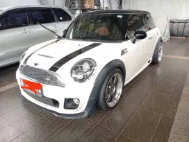 Mini  /Cooper S AT warna Putih th 2013 pemakain 2104 SS Komplit