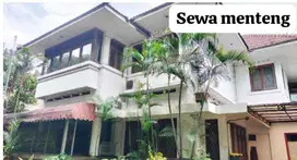 Disewakan rumah 2 lantai di menteng jakpus