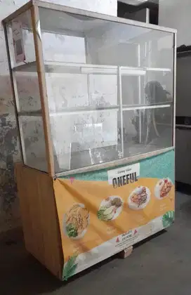 Etalase jual makanan