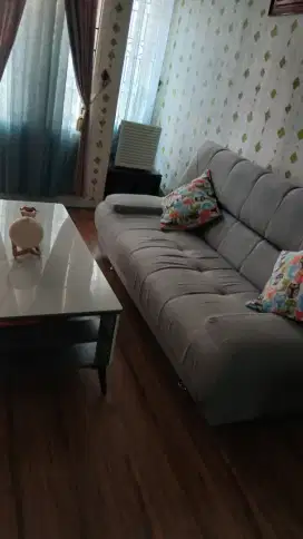 Sofa bed beserta meja tamu.