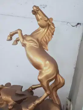 Pajangan kuda emas
