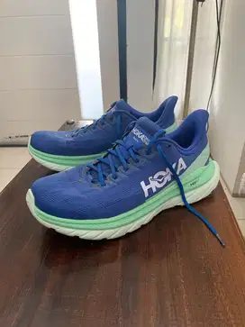 Sepatu lari Hoka Mach 4