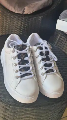 GUESS Dragon White Like New. Hanya sekali pakai