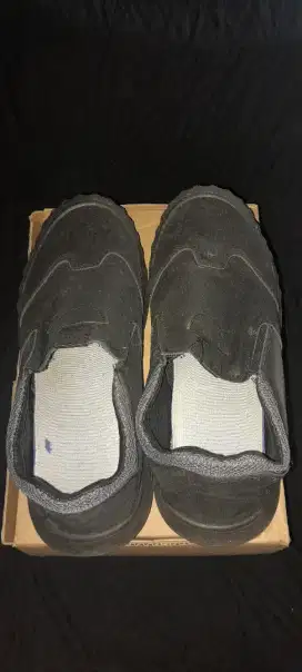 SEPATU COWOK (INI YANG BEKAS , YANG 1 NYA BARU) , UKURAN TERTULIS 42