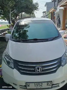 Mobil Honda Freed PSD putih favorit
