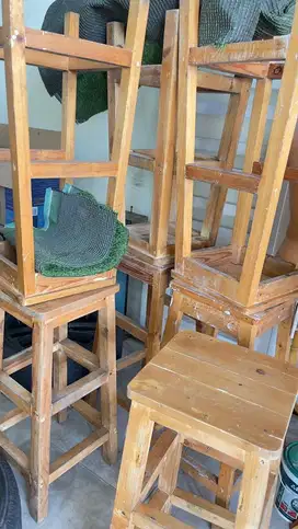 Bangku kayu tinggi