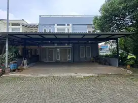 Rumah bangunan Mandiri, Selatan, ada rooftop, di Cluster Modernland