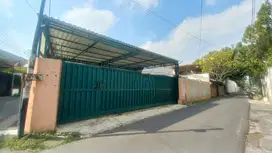 Rumah hook luas di tengah kota Solo