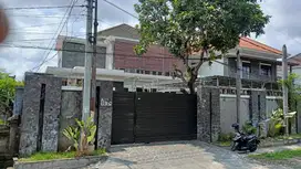 Rumah elit 2lt 6are ada pool halaman luas strategis buluh indah jl6mtr