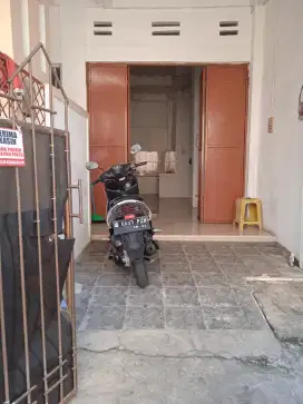 Disewakan rumah pinggir jalan