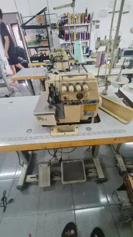 Dijual cepat harga murah mesin jahit kondisi mulus no minus siap pakai
